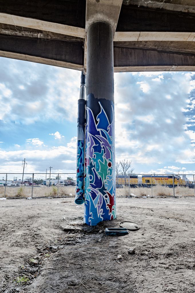 Go to the Untitled (blue stylized graffiti-style artwork on two columns) page